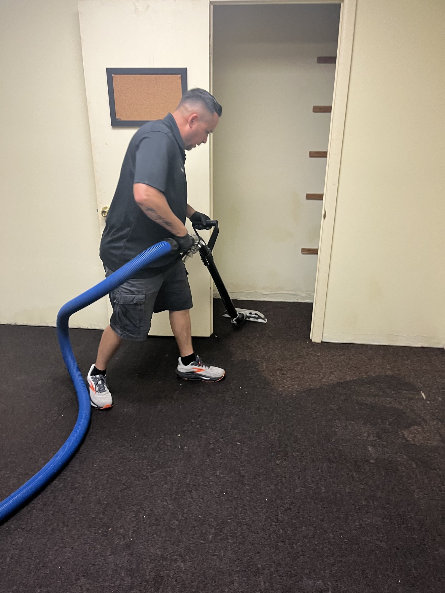 Professional carpet cleaning in an empty room during a property transition